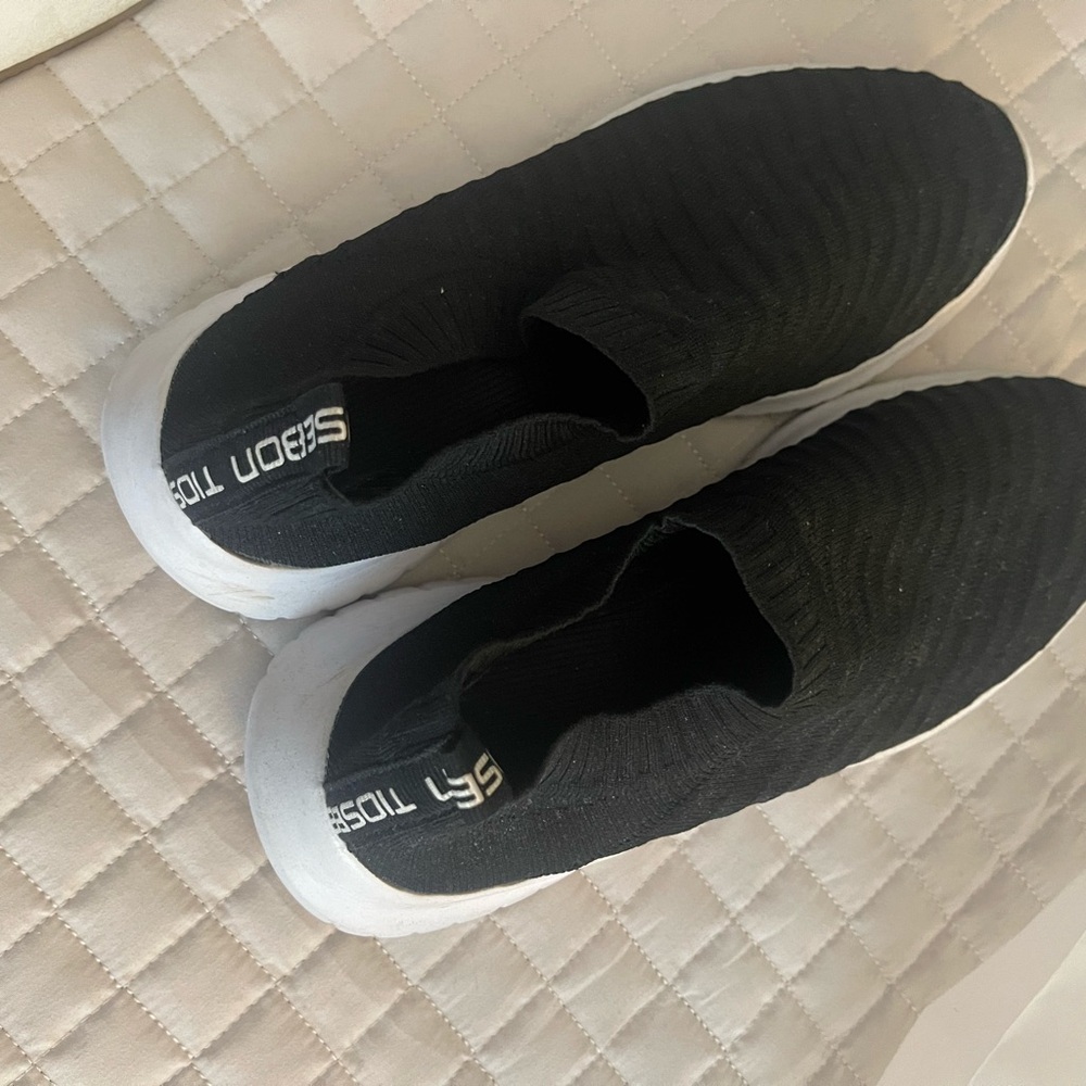 Athletic shoes